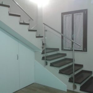 Scala Mogano e corrimano acciaio-vetro