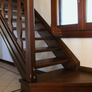 Scala portante con ringhiera a colonne legno
