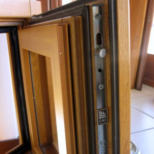 sezione infisso in legno-alluminio
