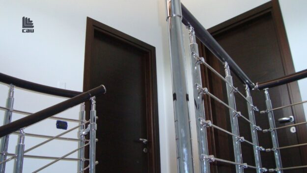Dettagli, materiali, passione: porte interne di Falegnameria Cau