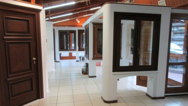 Comprare infissi in legno: 4 trucchi per comprare infissi in sicurezza Comprare infissi in legno: 4 trucchi per comprare infissi in sicurezza