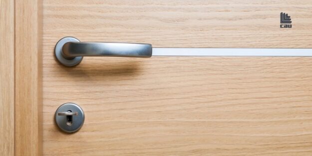 Come alzare (facilmente) le porte interne della tua casa?