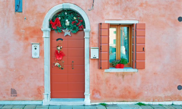 Porte d’ingresso addobbate per Natale. Perche non possono mai mancare? Porte d'ingresso addobbate per Natale. Perche non possono mai mancare?