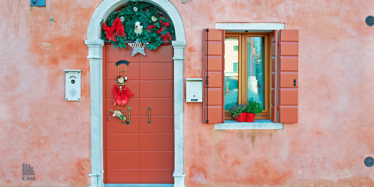 Porte d'ingresso addobbate per Natale. Perche non possono mai mancare?
