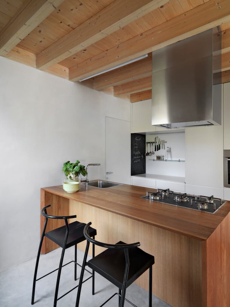 Cucina con isola a muro: 4 motivi per sceglierla per la tua cucina